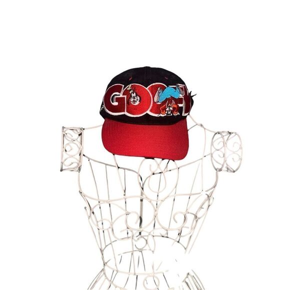 VERY NICE PREOWNED GOOFY - Vtg 1990s Mickey Unlimited Wool Black & Red Disney Sn - Picture 1 of 13